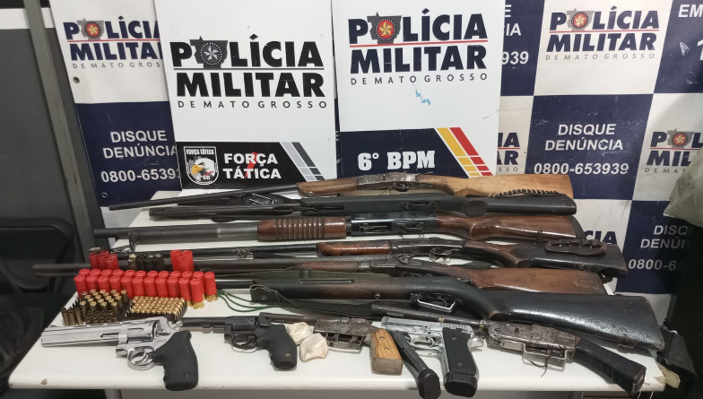 PM prende irmãos suspeitos por homicídio e apreende arsenal de armas na zona rural de Cáceres