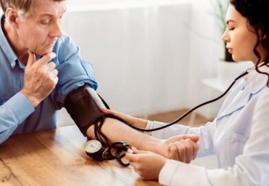 JULHO VERMELHO – Sem sintomas, hipertensão pode causar AVC e infarto; prevenção e acompanhamento reduzem riscos à saúde