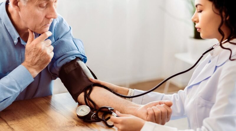 JULHO VERMELHO – Sem sintomas, hipertensão pode causar AVC e infarto; prevenção e acompanhamento reduzem riscos à saúde